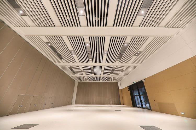 选择空间吸音体厂家需综合考量产品质量,技术研发,项目经验,服务体系